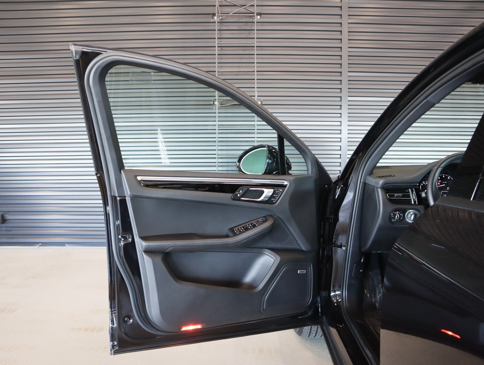 Certified 2023 Porsche Macan AWD/4WD image 25