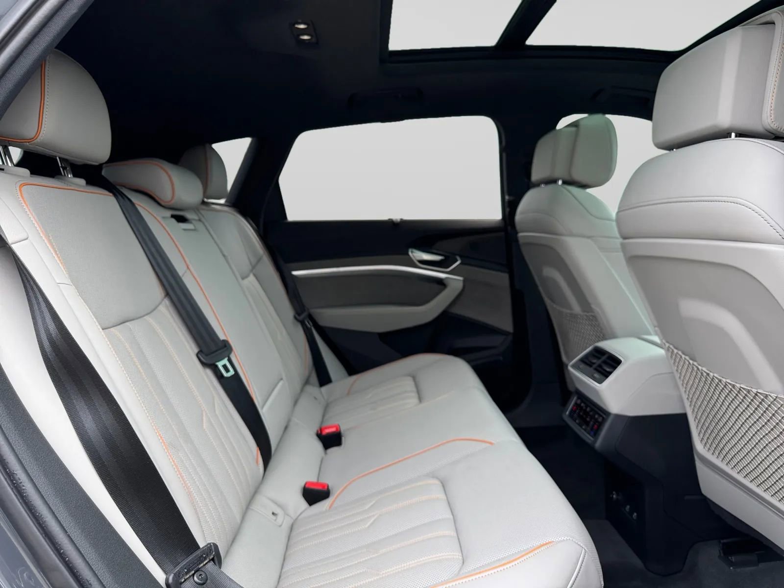 Used 2024 Audi Q8 e-tron Prestige w/ Prestige Package image 33