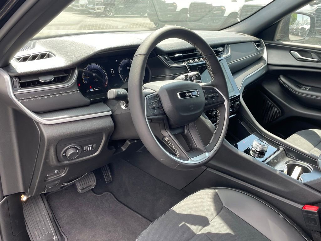 New 2025 Jeep Grand Cherokee Altitude image 17