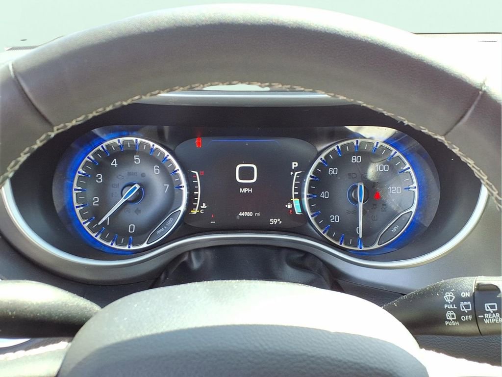 Used 2024 Chrysler Pacifica Touring-L FWD image 9