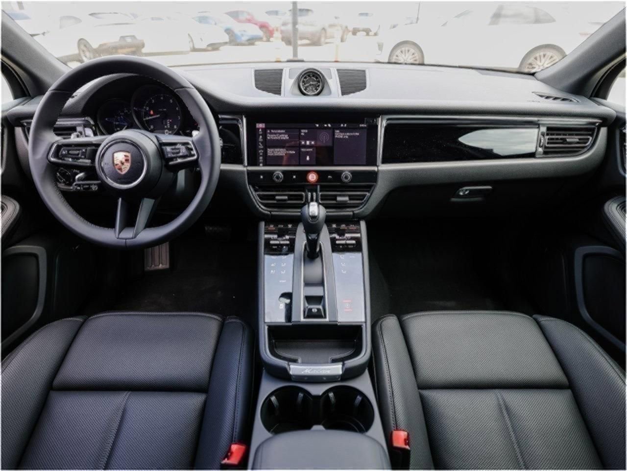 Certified 2025 Porsche Macan AWD/4WD image 24
