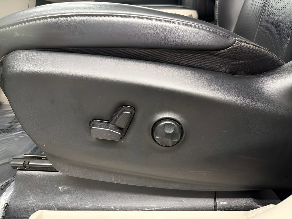 Used 2023 Chrysler Pacifica Touring-L FWD image 11