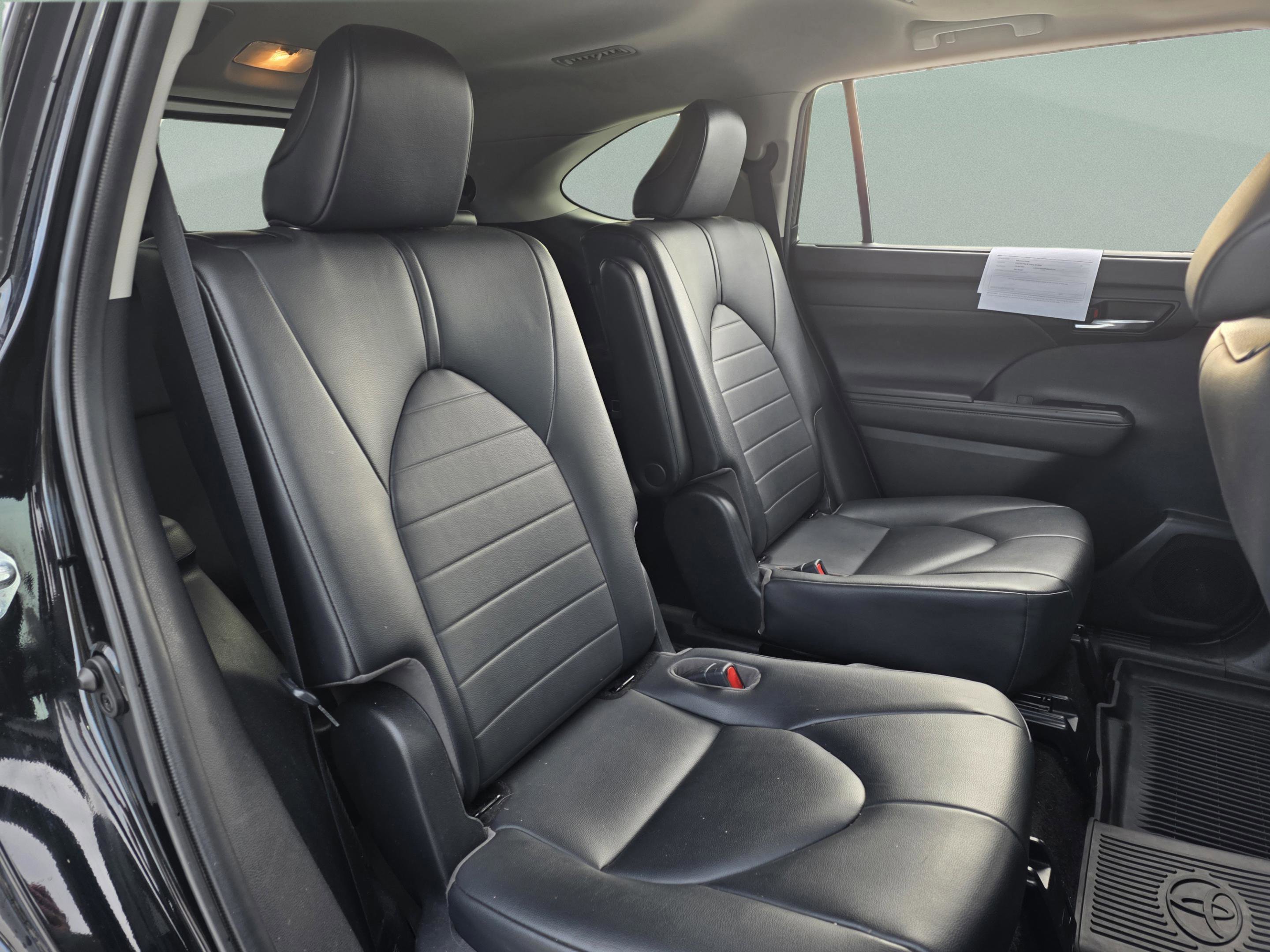 Used 2020 Toyota Highlander XLE image 26