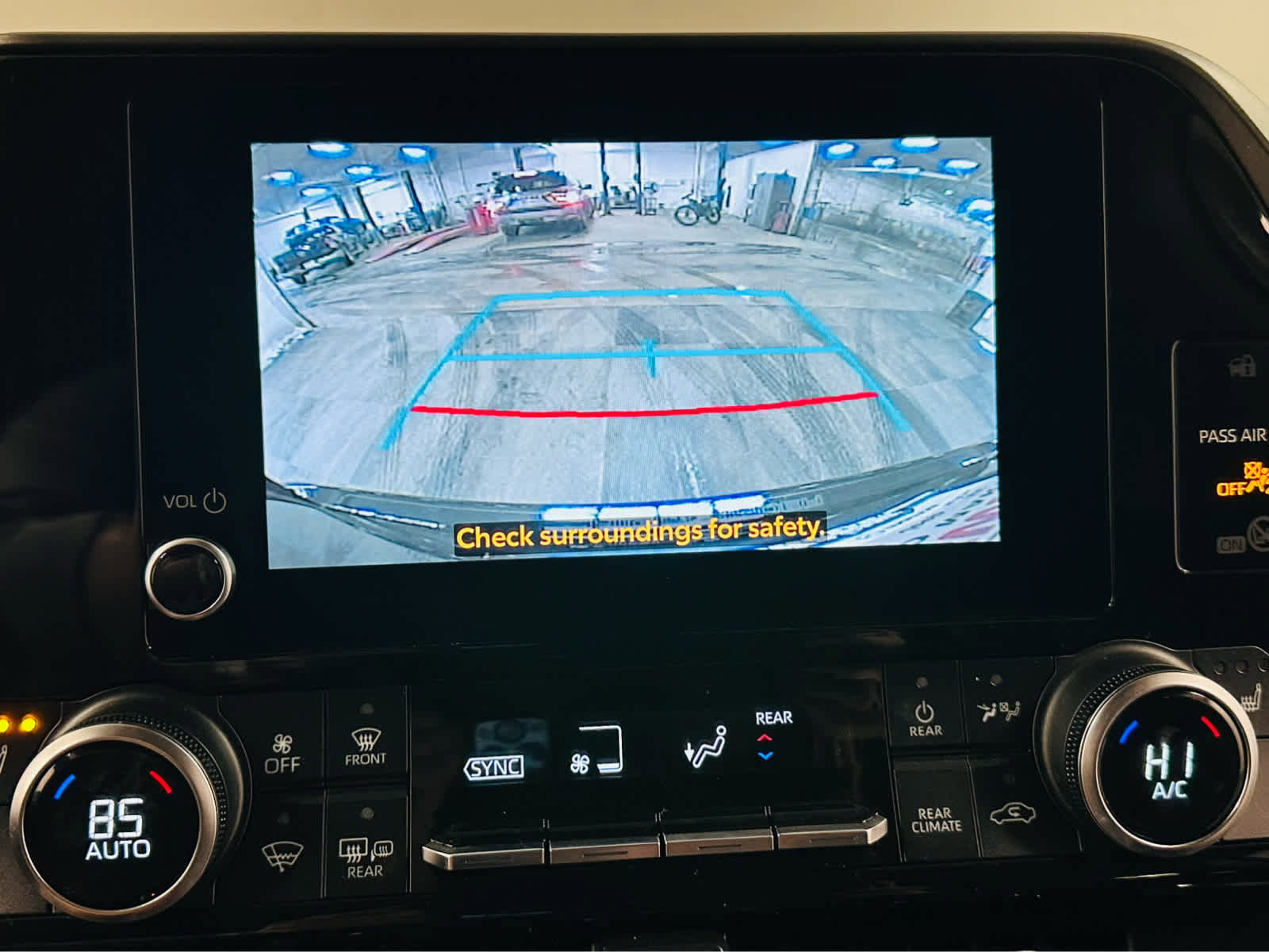 Used 2023 Toyota Highlander XLE AWD/4WD image 12