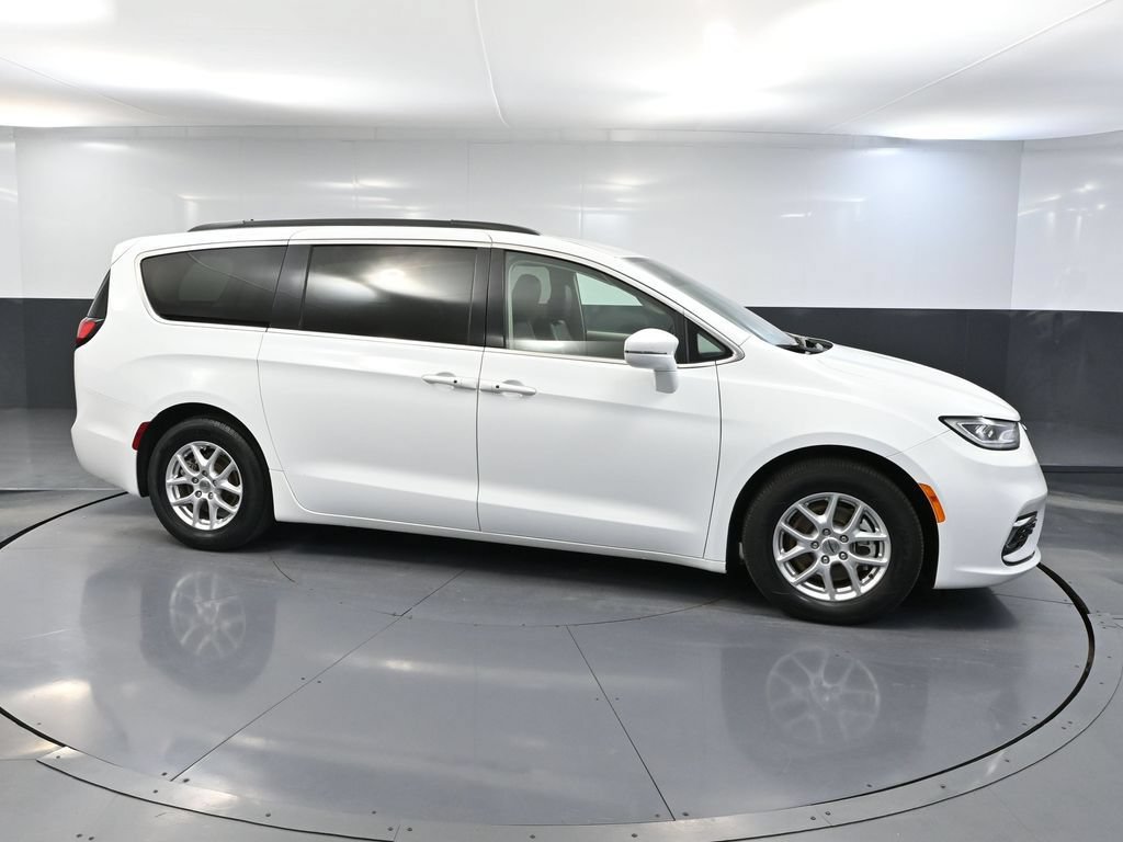 Used 2022 Chrysler Pacifica Touring-L FWD image 4