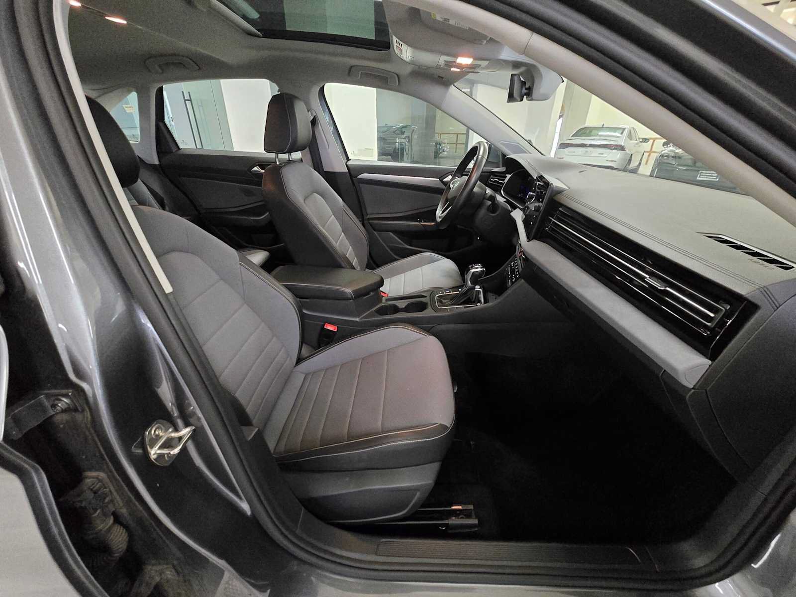 Used 2025 Volkswagen Jetta SE FWD image 11