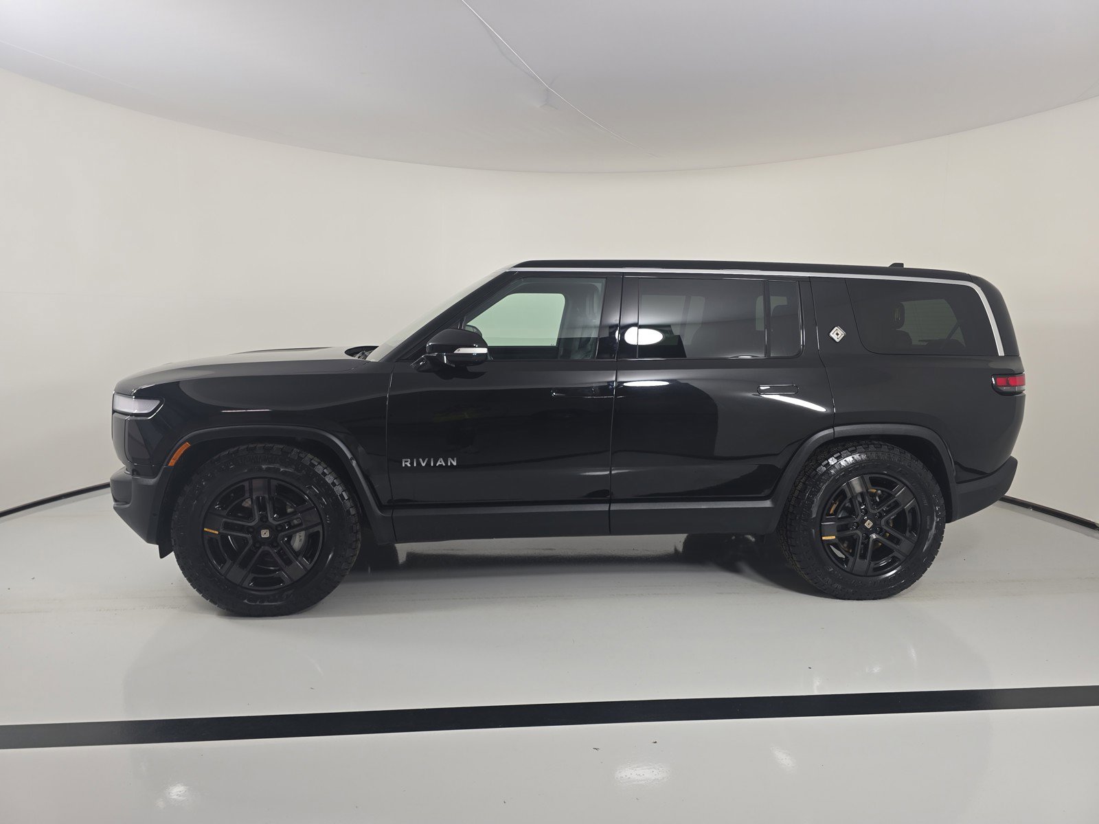 Used 2024 Rivian R1S Adventure AWD/4WD image 2