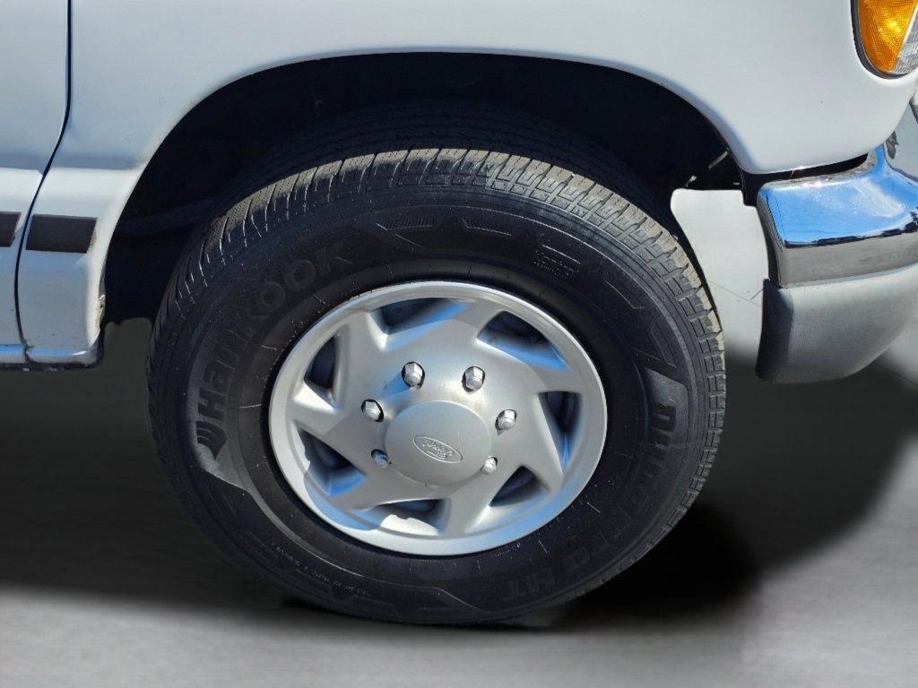 Used 2001 Ford E-350 and Econoline 350 Club Wagon image 26