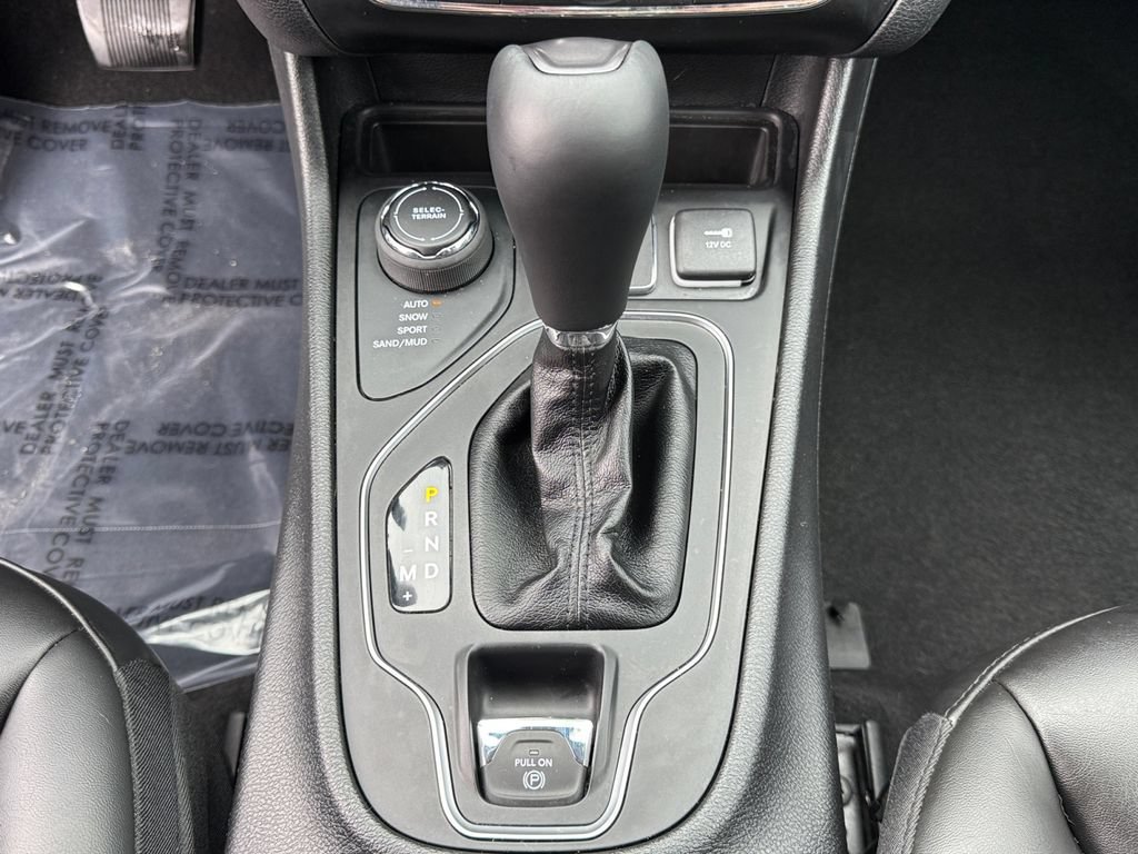 Used 2020 Jeep Cherokee Latitude Plus w/ Cold Weather Group AWD/4WD image 19