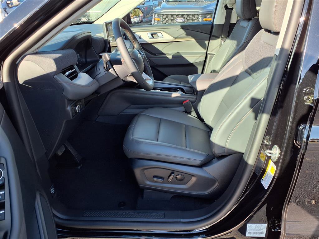 Used 2025 Ford Explorer Active w/ Active Comfort Package AWD/4WD image 5
