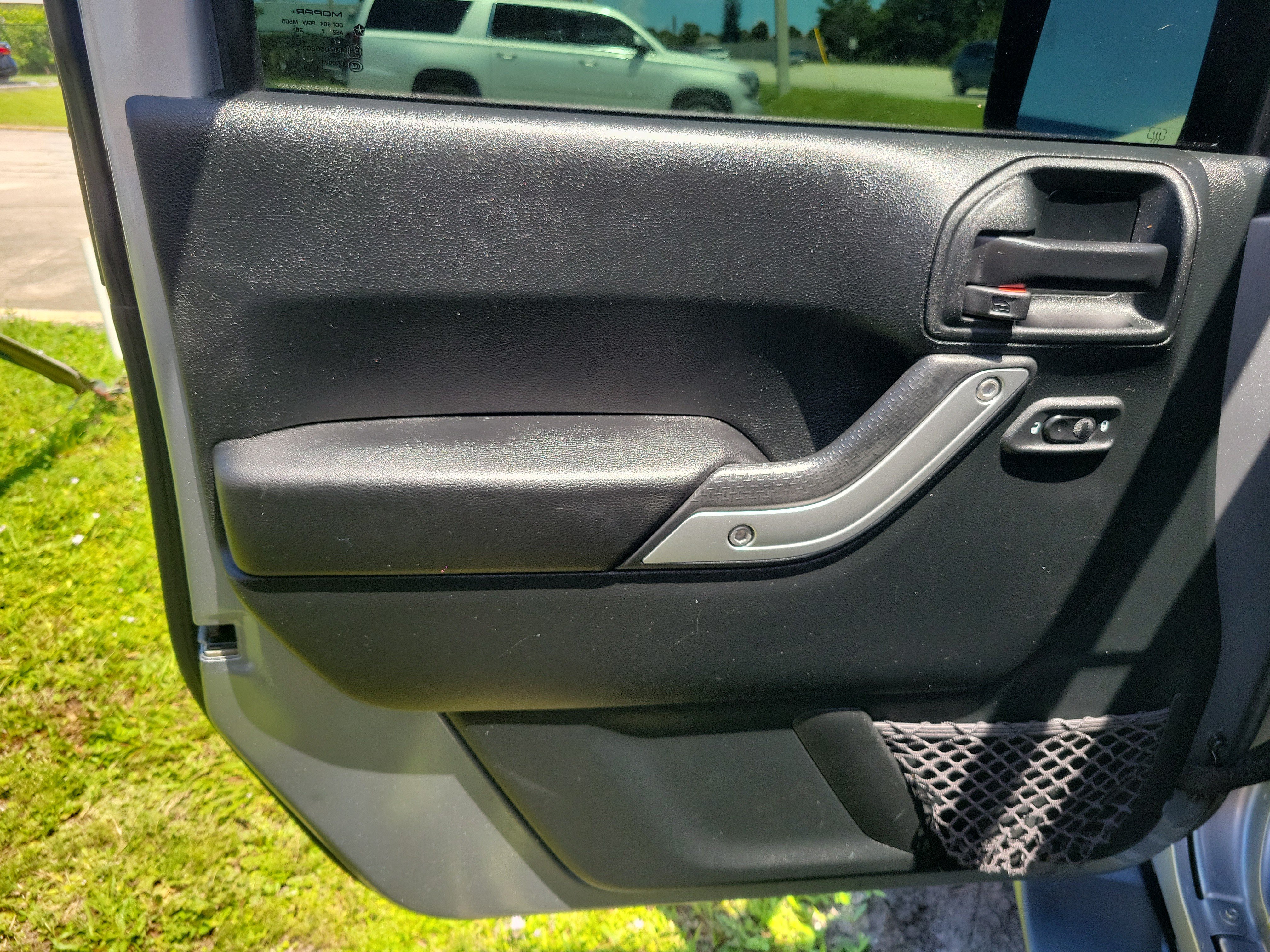 Used 2018 Jeep Wrangler Unlimited Sahara AWD/4WD image 12