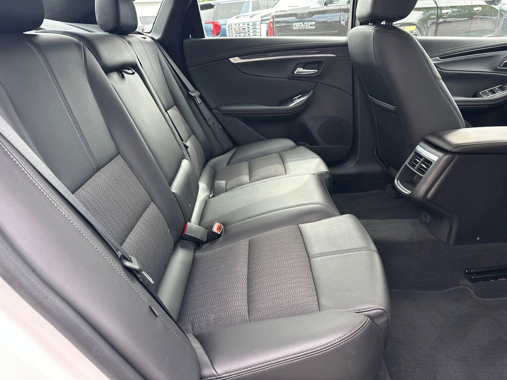 Used 2017 Chevrolet Impala LT w/ Convenience Package image 16