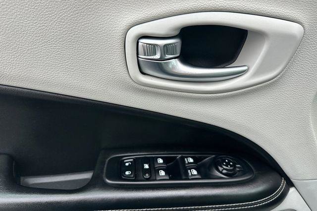 Used 2017 Jeep Compass Latitude FWD image 11