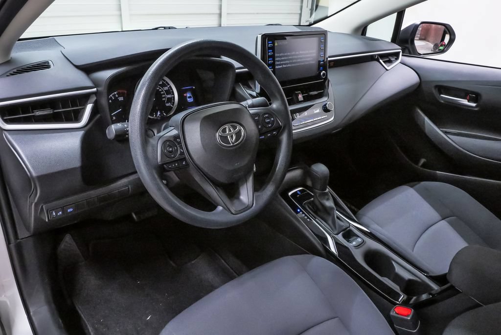 Used 2020 Toyota Corolla LE FWD image 2