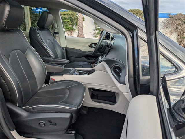 Used 2023 Chrysler Pacifica Limited image 63