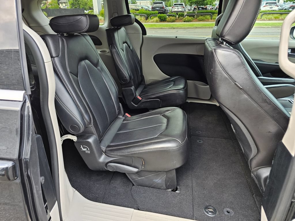 Used 2023 Chrysler Pacifica Touring-L FWD image 15