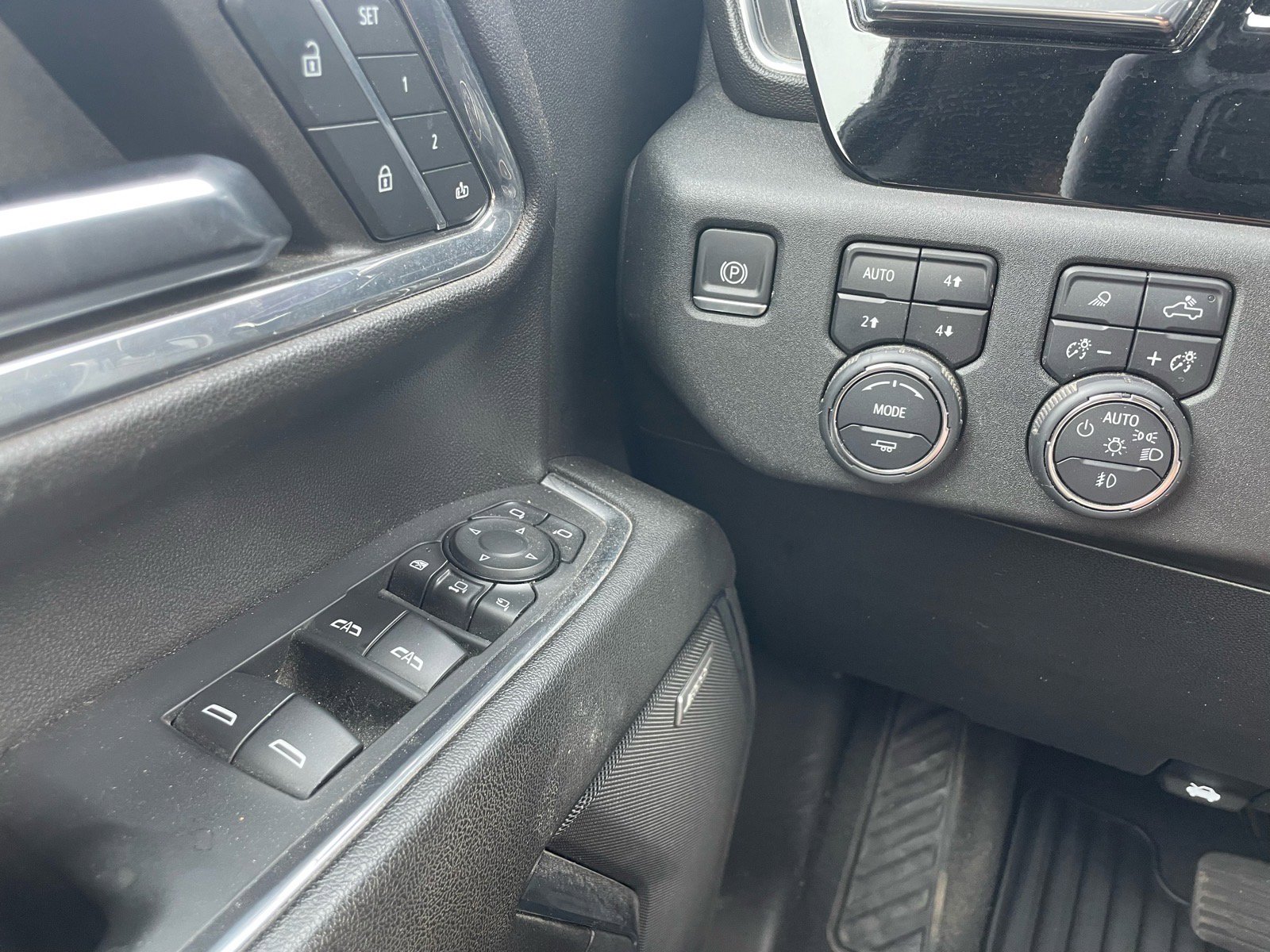 Used 2024 Chevrolet Silverado 2500 LTZ w/ LTZ Convenience Package AWD/4WD image 13