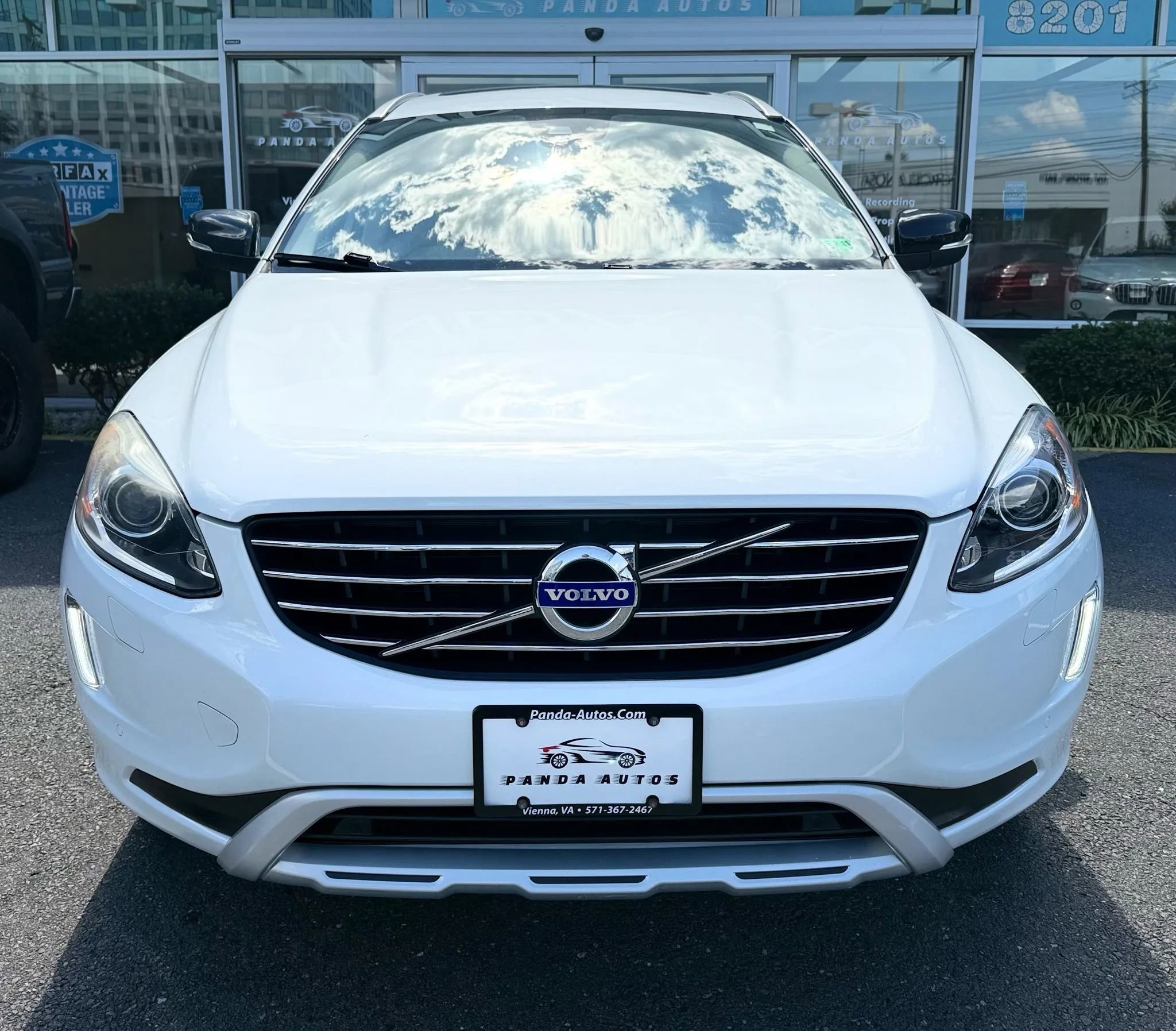 Used 2017 Volvo XC60 T6 Dynamic w/ Preferred Option Package image 2