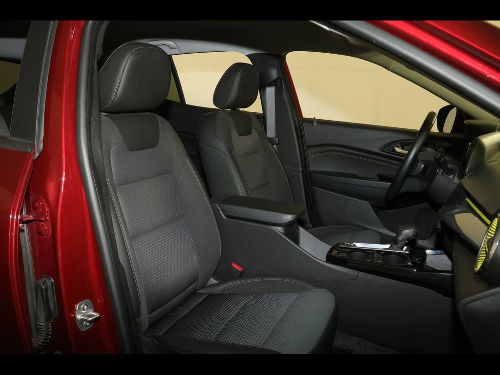 Used 2025 Chevrolet Trax LT w/ LT Convenience Package FWD image 27