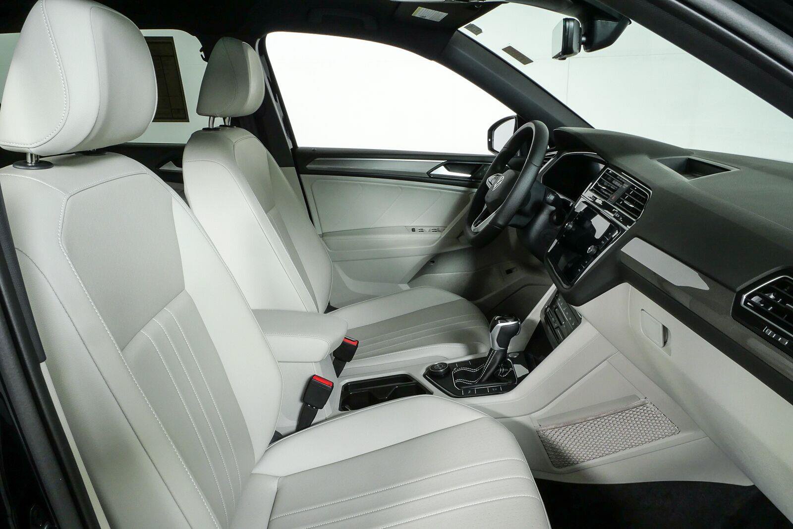 Certified 2024 Volkswagen Tiguan SE R-Line AWD/4WD image 22