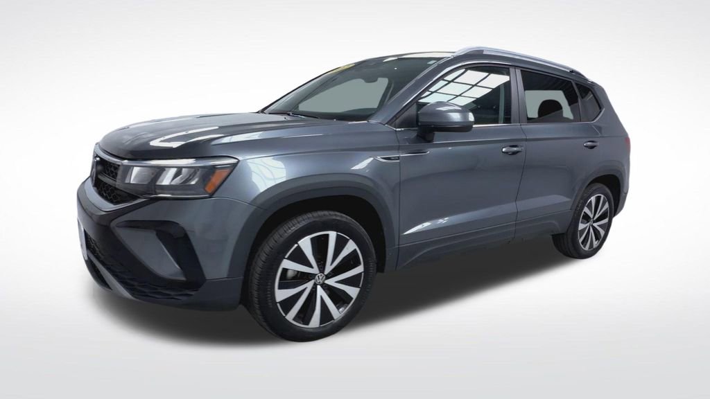 Used 2022 Volkswagen Taos SE w/ Panoramic Sunroof Package image 4