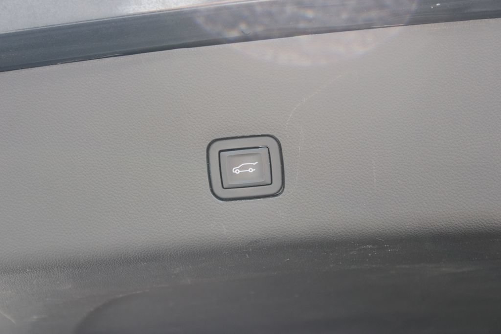 Used 2020 Chevrolet Traverse LT FWD image 18