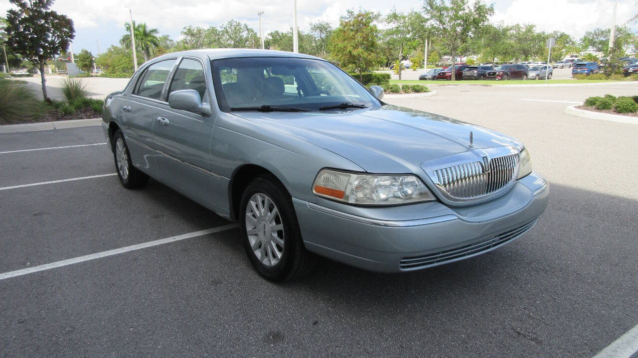Used 2007 Lincoln Town Car Signature RWD image 7