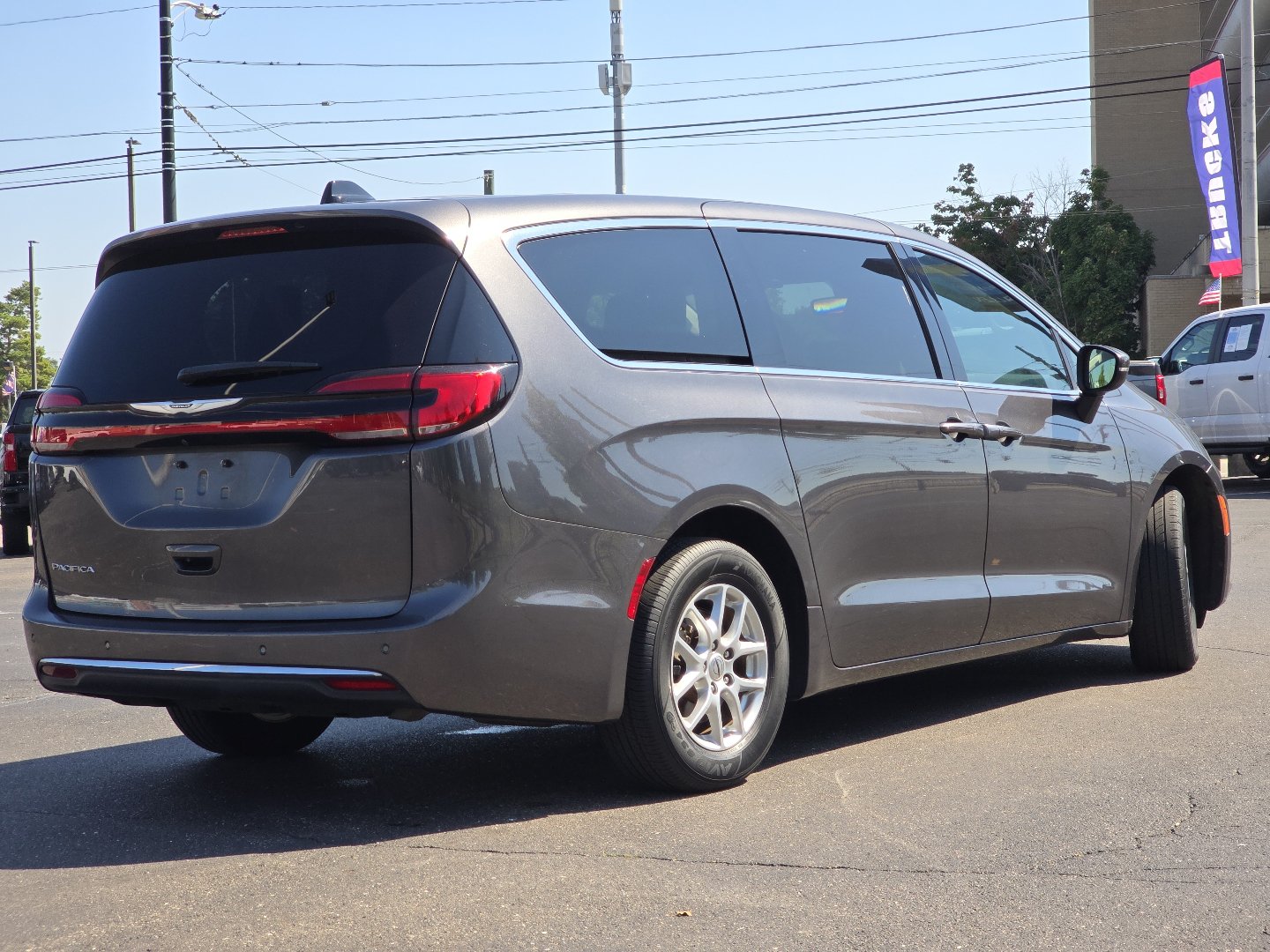Used 2023 Chrysler Pacifica Touring-L FWD image 23