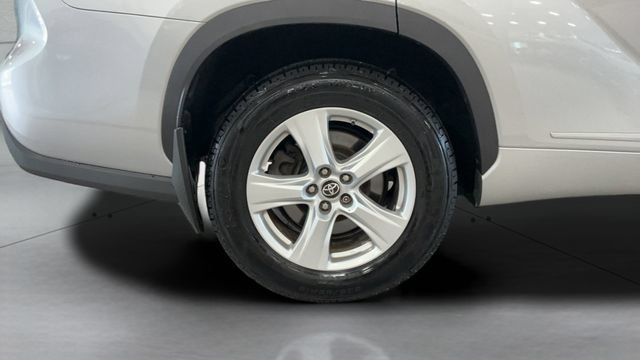 Used 2020 Toyota Highlander LE AWD/4WD image 25