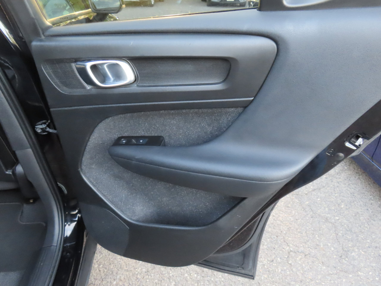 Used 2021 Volvo XC40 T5 Momentum image 17