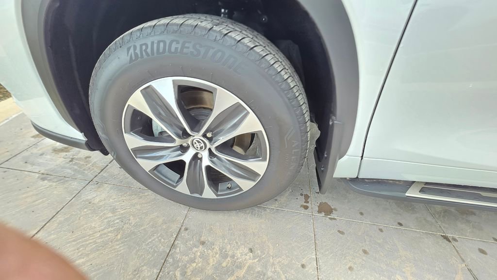 Certified 2024 Toyota Highlander XLE image 29