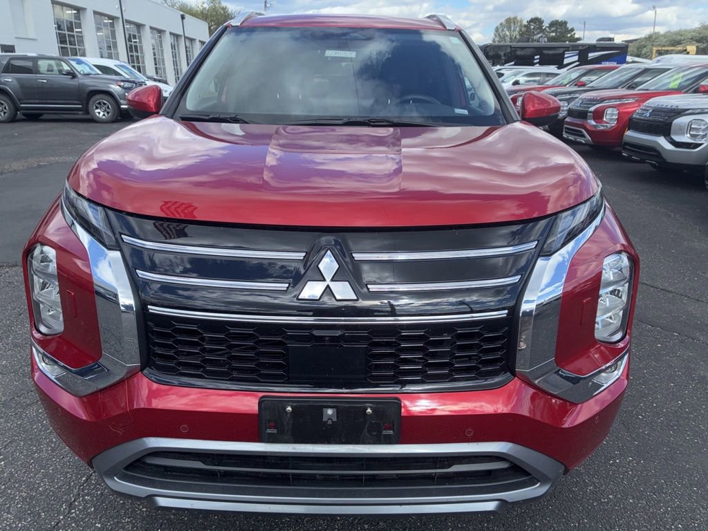 Used 2025 Mitsubishi Outlander AWD image 2