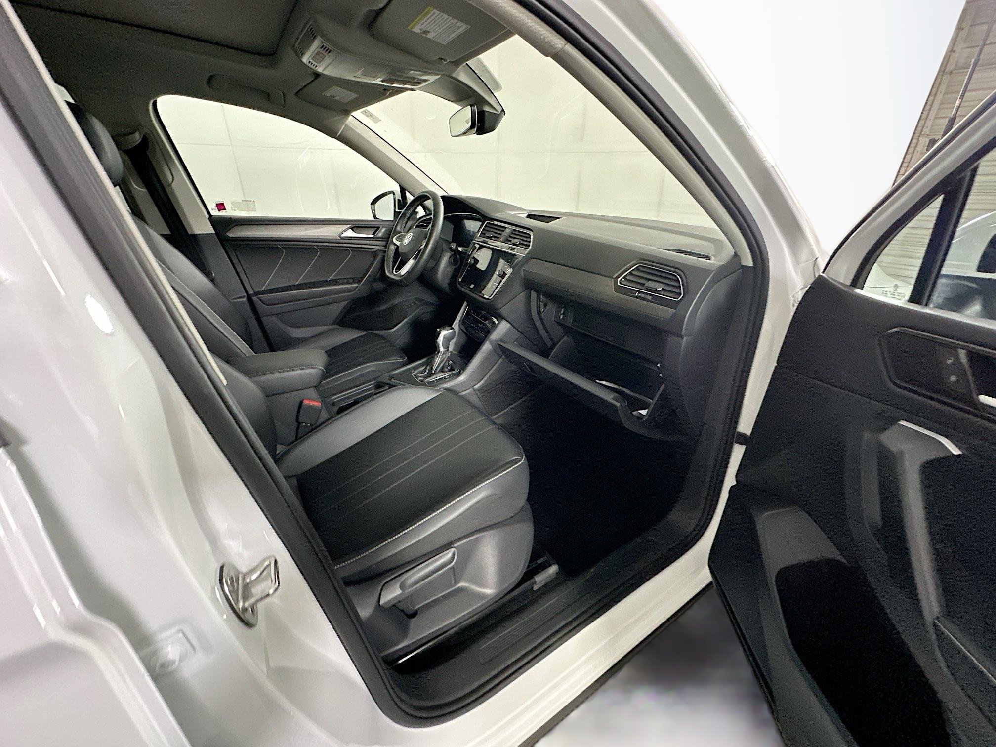 Used 2024 Volkswagen Tiguan SE image 30