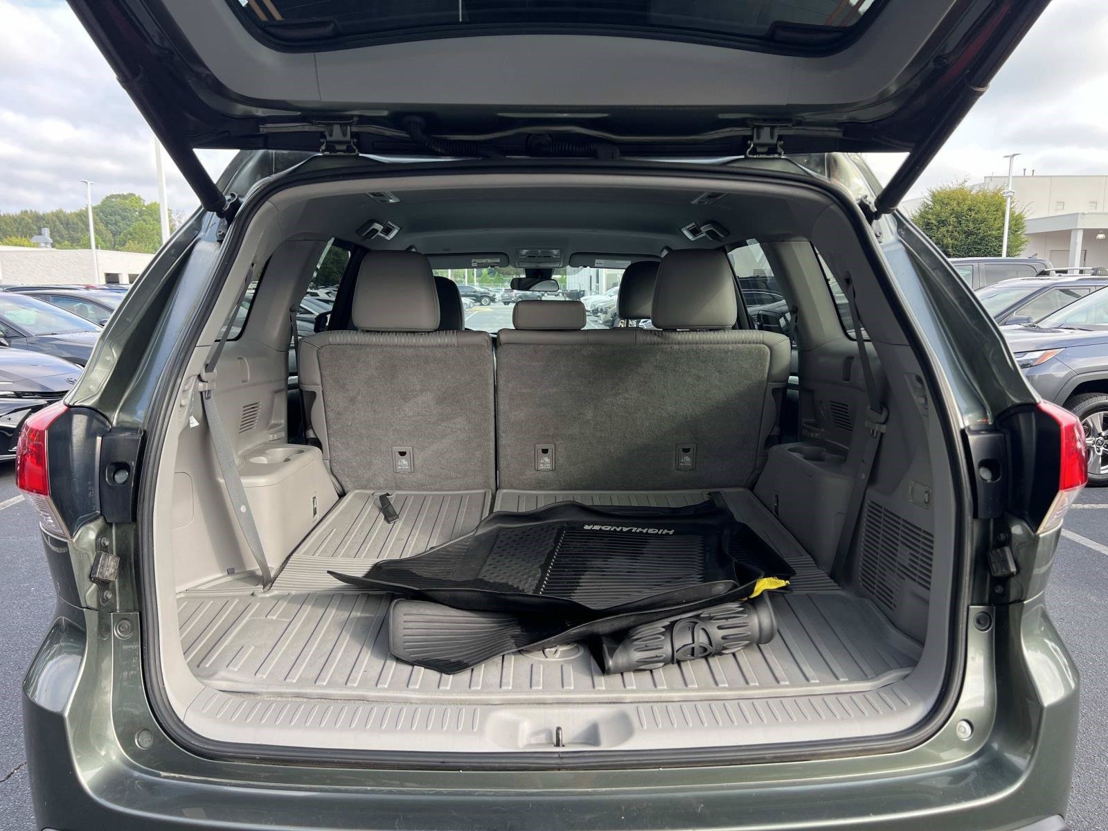 Used 2019 Toyota Highlander Plus FWD image 9
