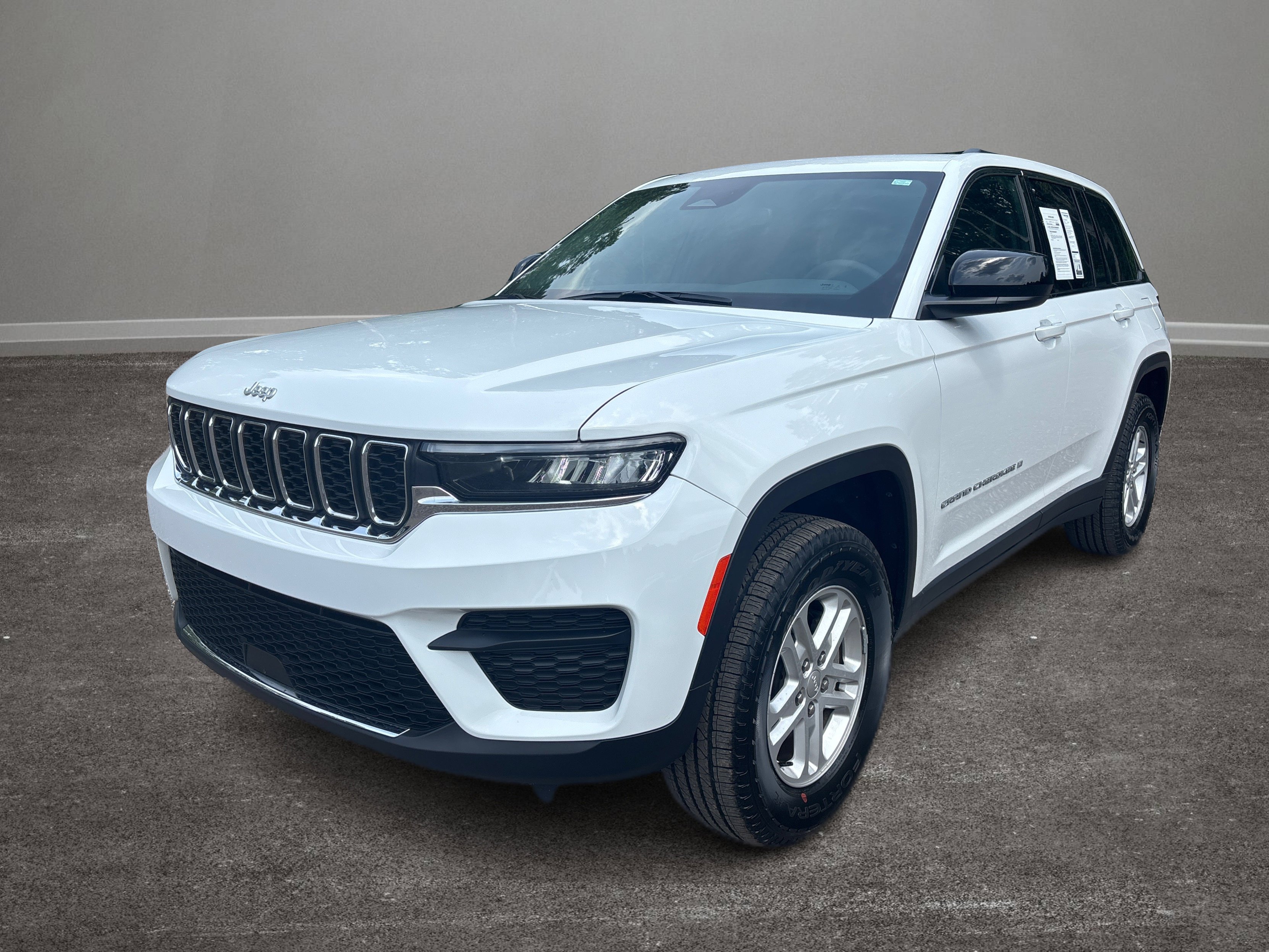 Used 2024 Jeep Grand Cherokee Laredo image 34
