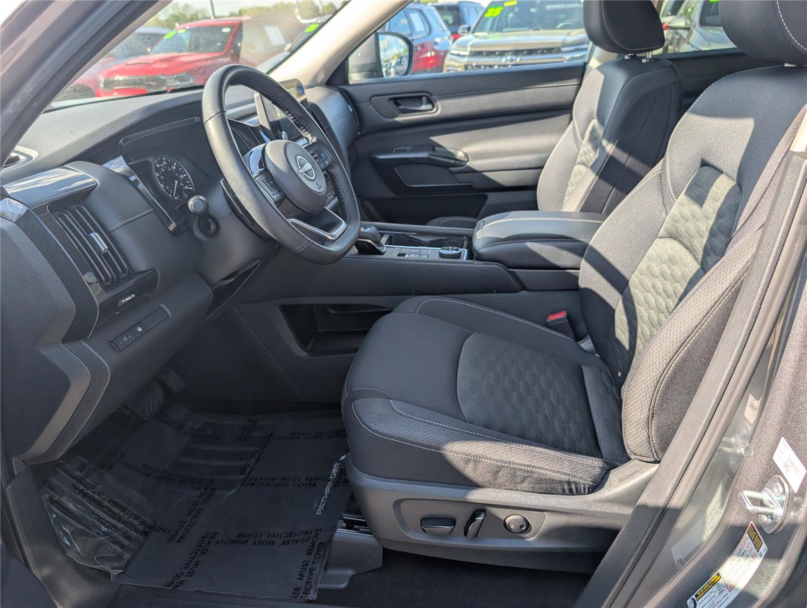 Used 2023 Nissan Pathfinder SV image 17