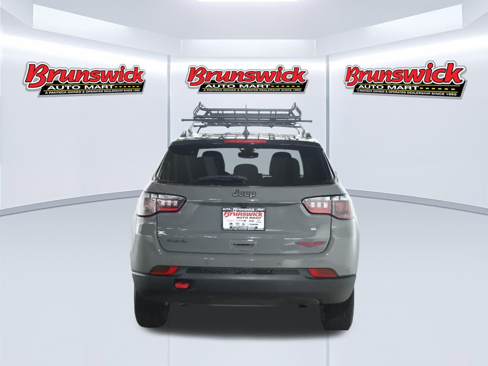 Used 2023 Jeep Compass Trailhawk w/ Trailhawk Convenience Group AWD/4WD image 42