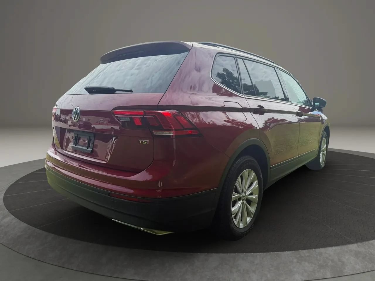 Used 2018 Volkswagen Tiguan S FWD image 5