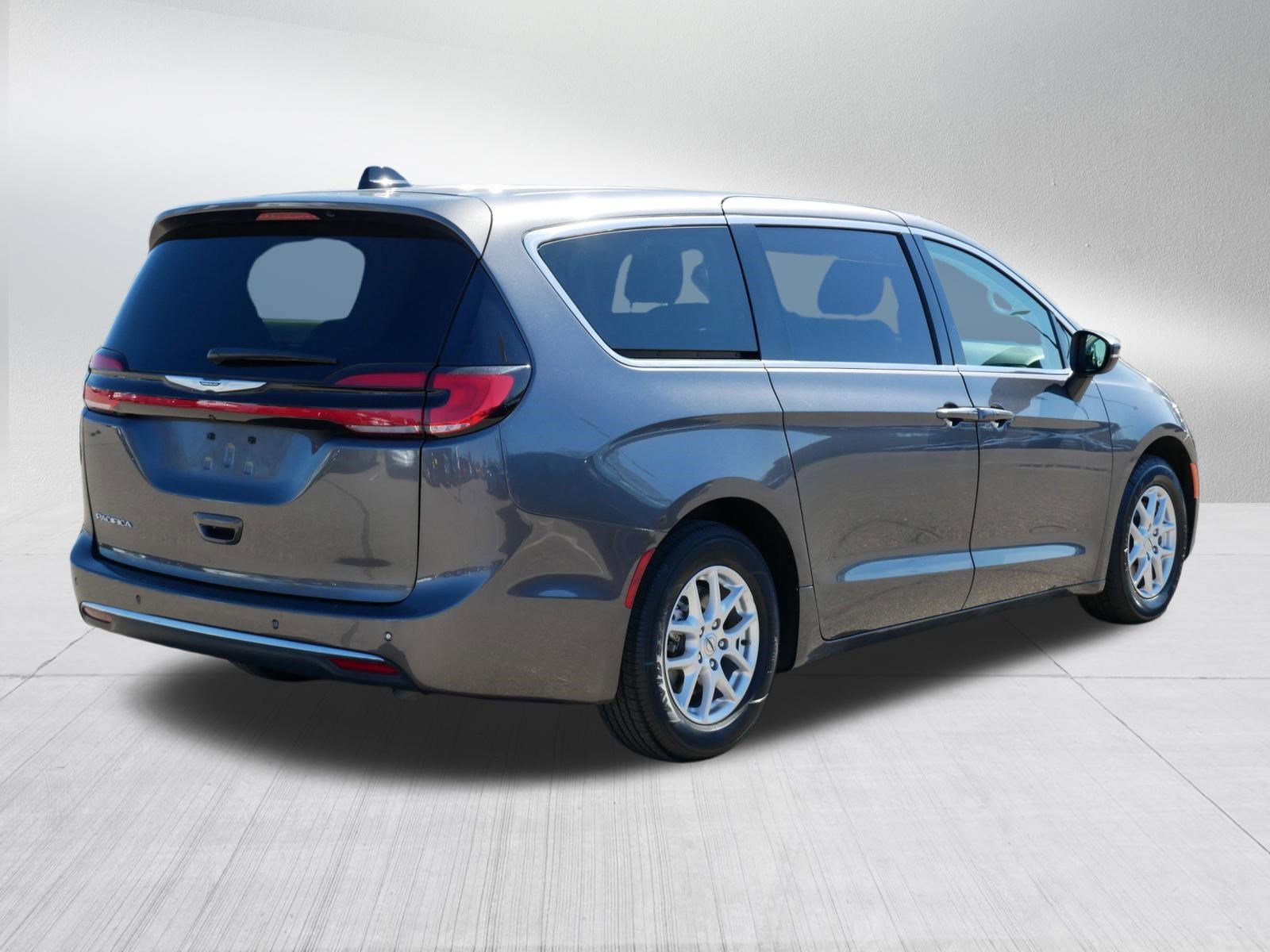 Used 2023 Chrysler Pacifica Touring-L FWD image 7