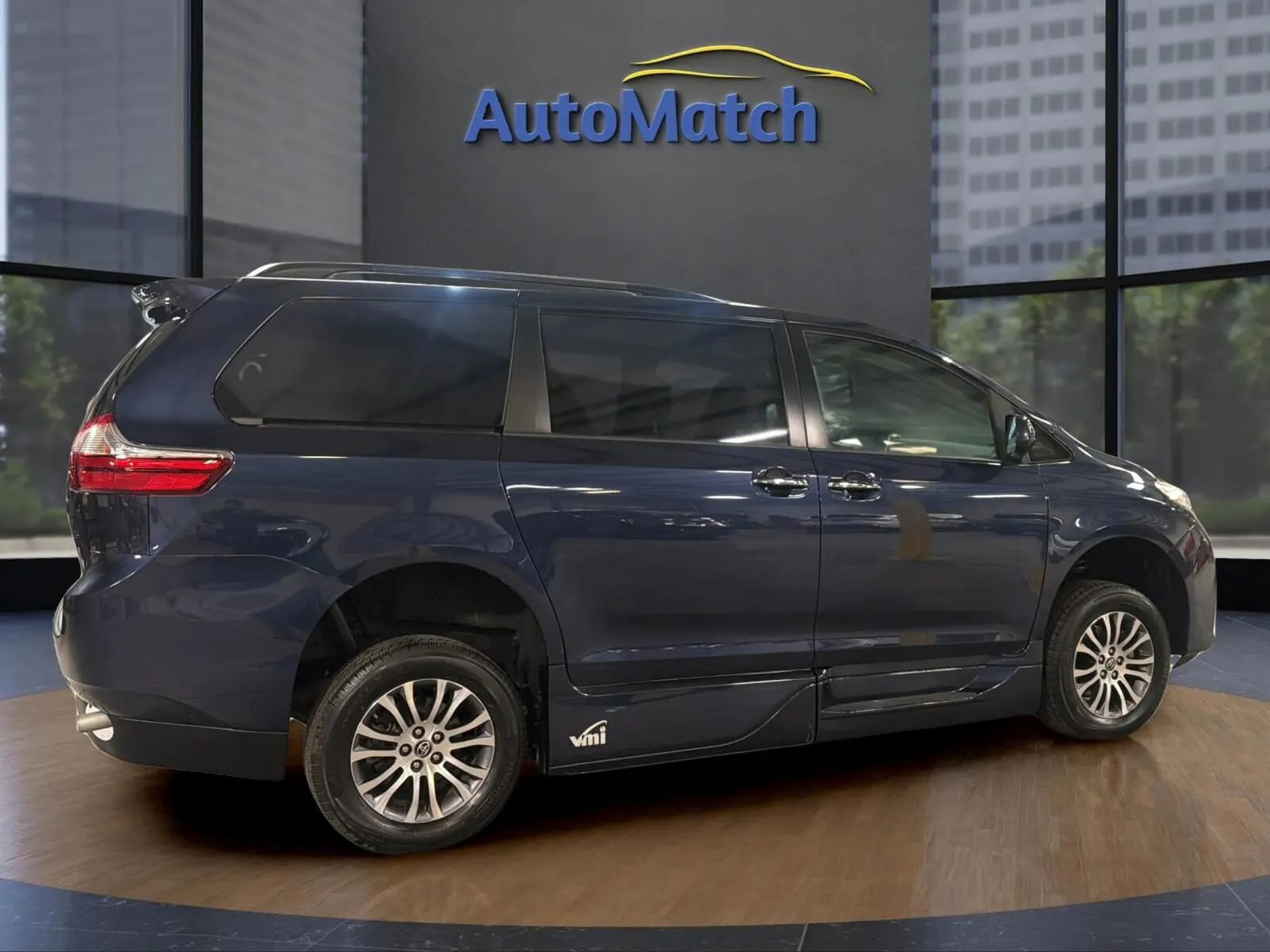 Used 2019 Toyota Sienna XLE FWD image 11
