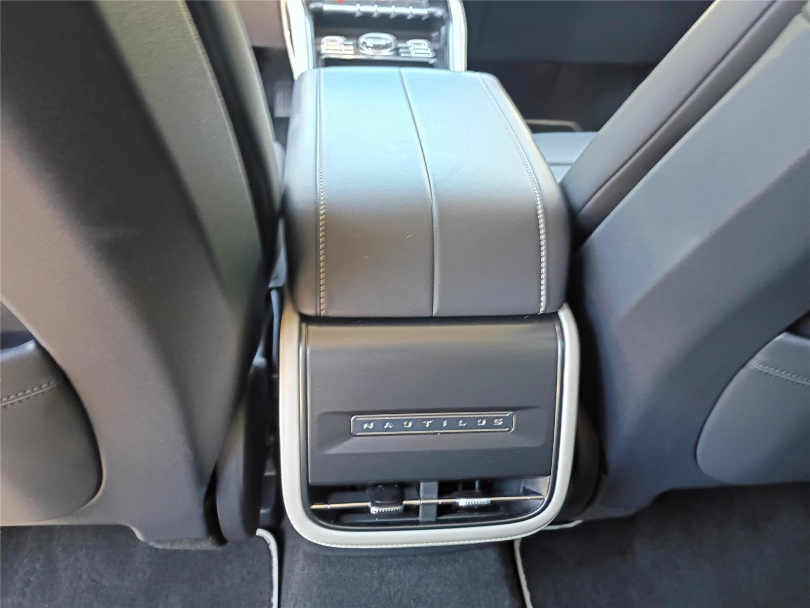 Used 2025 Lincoln Nautilus Premier AWD/4WD image 17