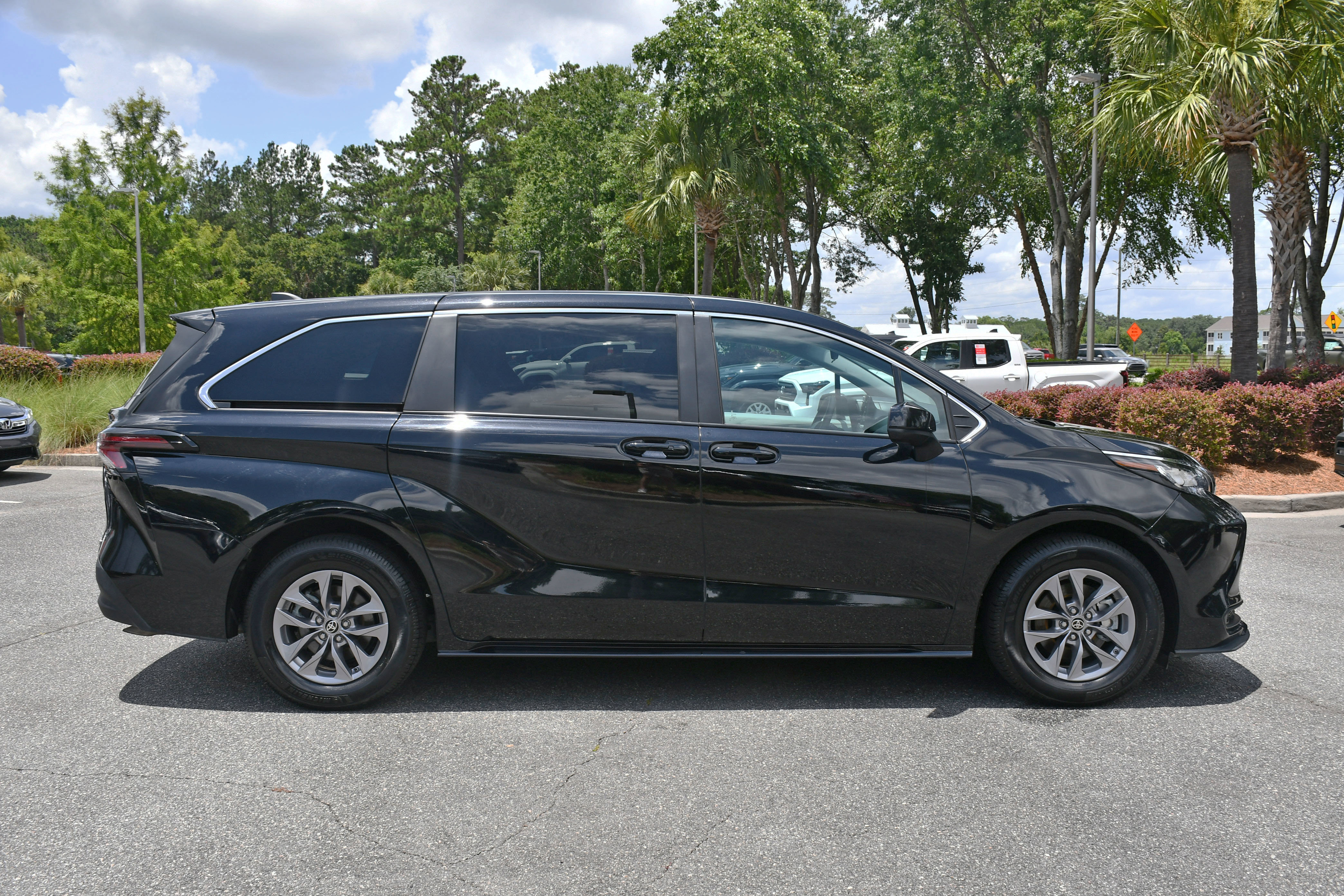 Used 2023 Toyota Sienna LE image 5