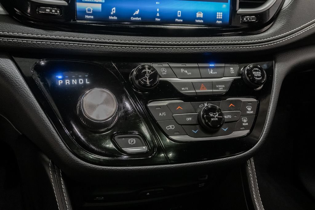 New 2026 Chrysler Pacifica Limited w/ Uconnect Theater Family Group FWD image 17
