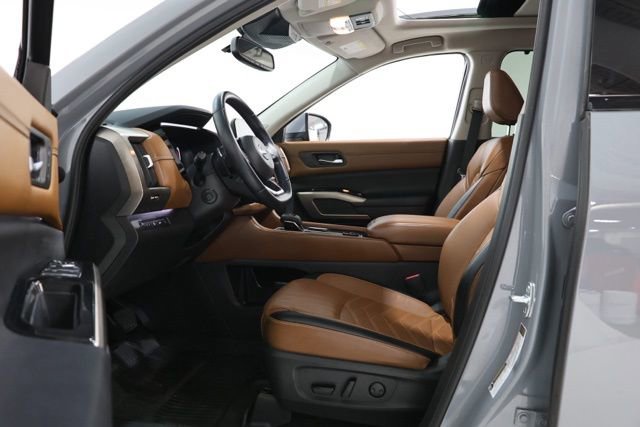 Used 2022 Nissan Pathfinder Platinum w/ Cargo Package image 18