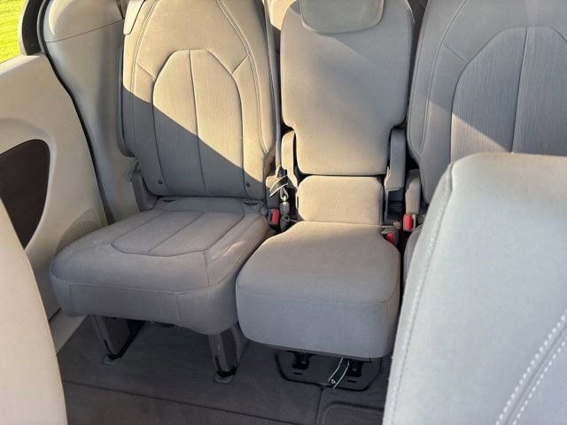 Used 2017 Chrysler Pacifica Touring w/ Tire & Wheel Group FWD image 30