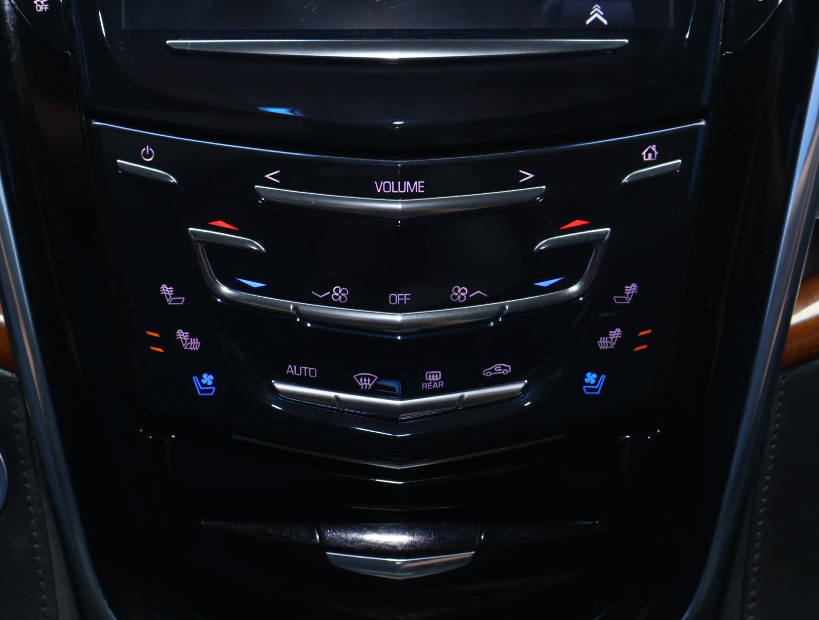 Used 2018 Cadillac Escalade Premium Luxury RWD image 30