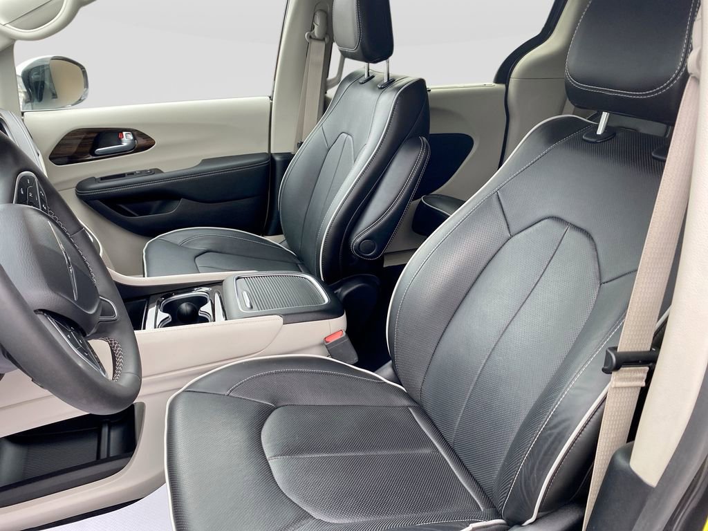 Used 2023 Chrysler Pacifica Limited w/ Trailer Tow Group image 15