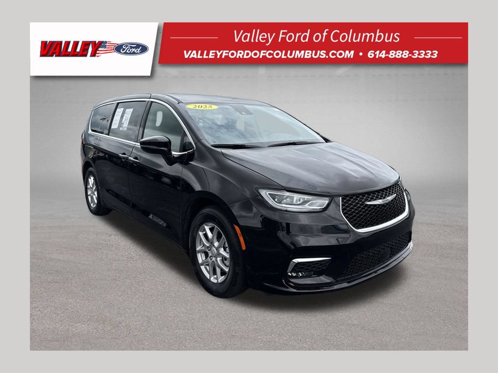 Used 2025 Chrysler Pacifica Select