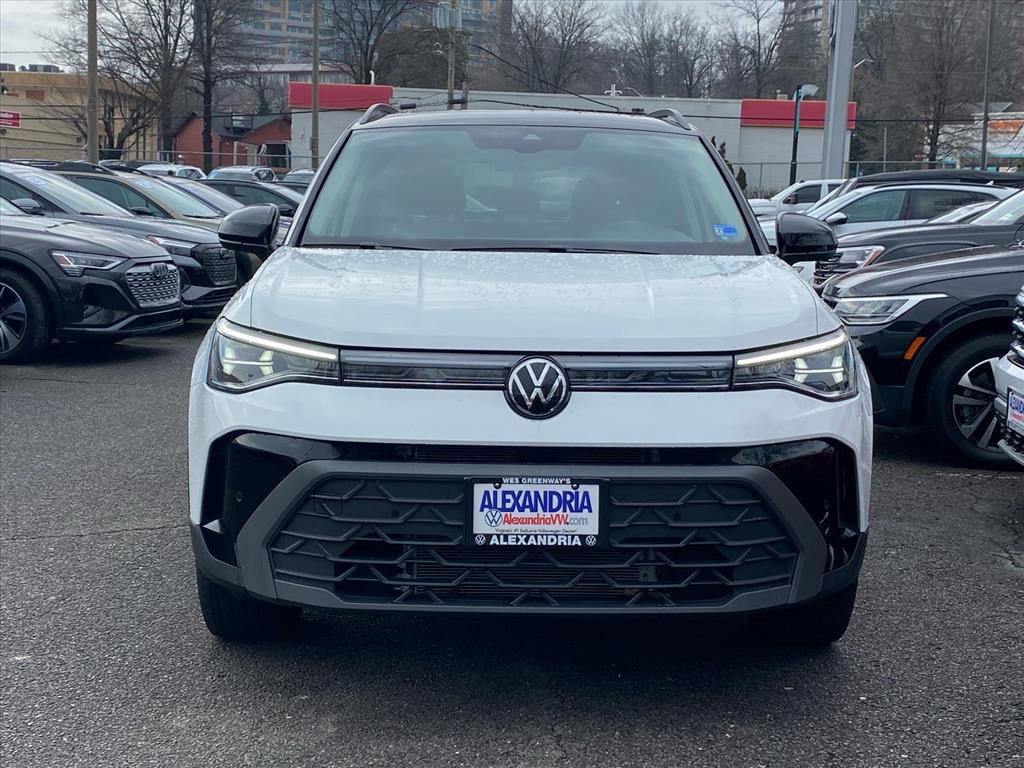 Used 2025 Volkswagen Taos SE image 5