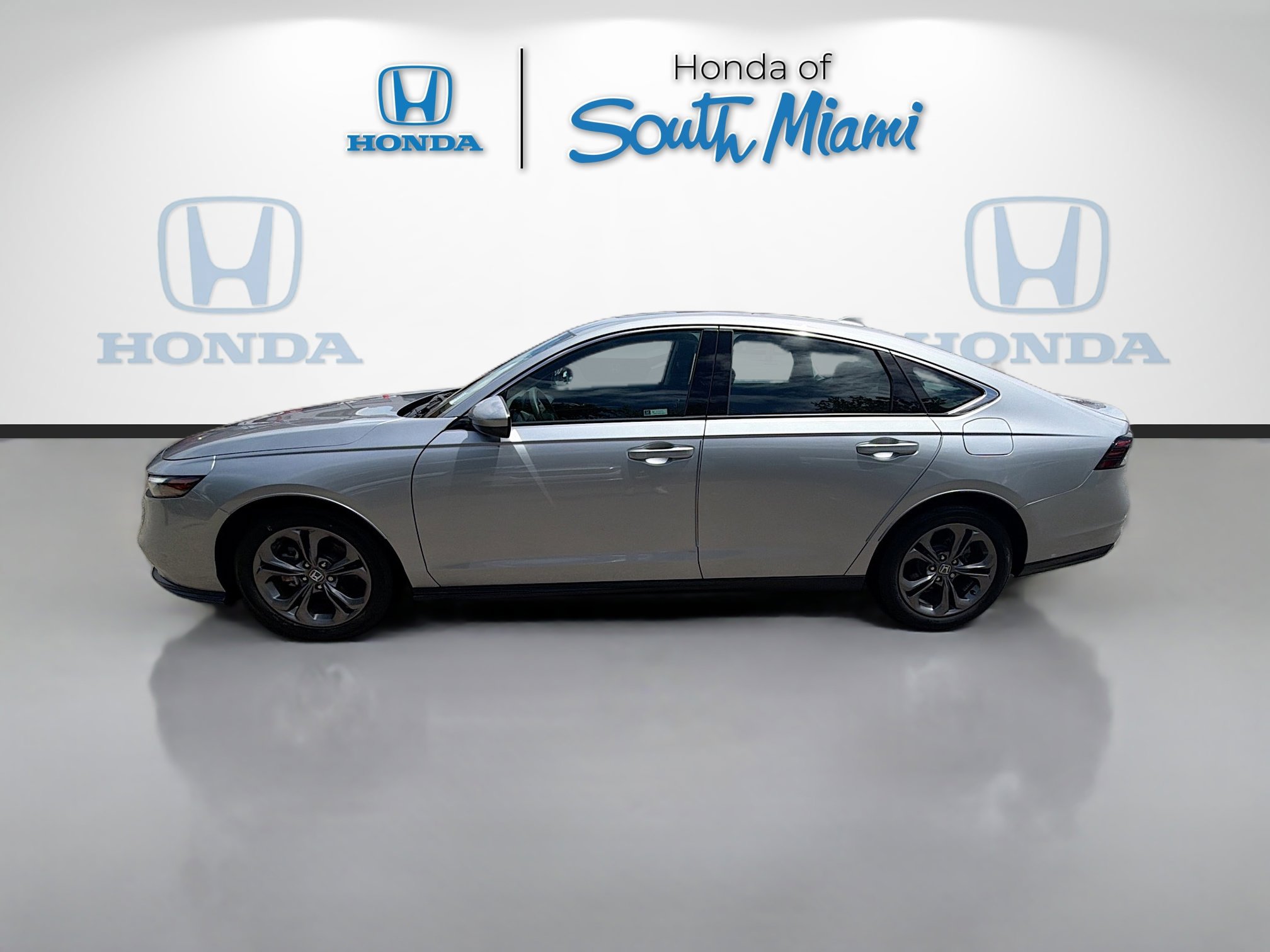 Certified 2023 Honda Accord EX image 4